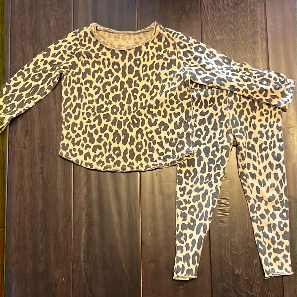 Adorable Toddler Girls Grayson Mini Leopard Print outfit with leggings!